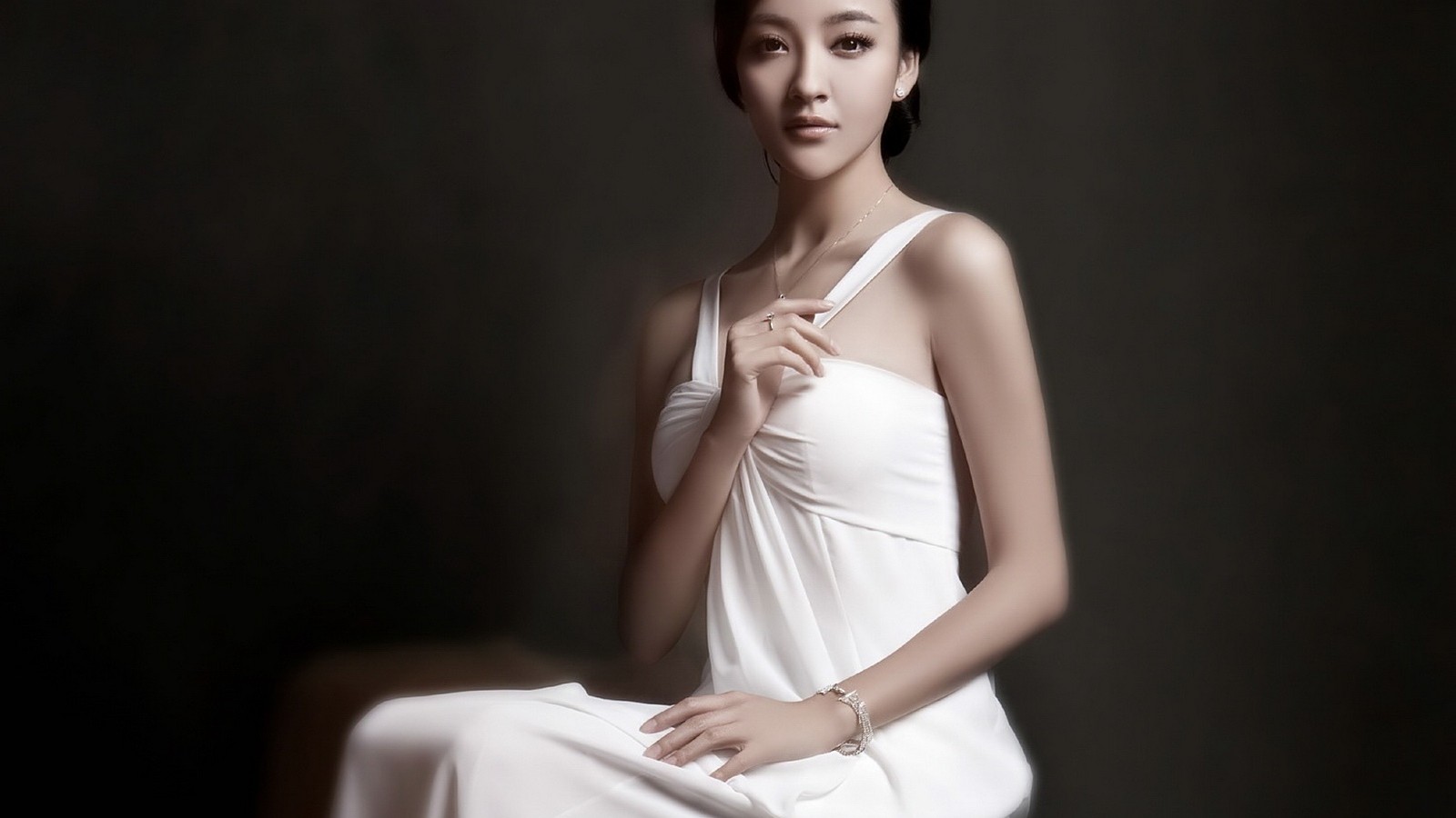 中国湖南衡阳女演员刘雨欣白色吊带裙性感写真桌面壁纸图片