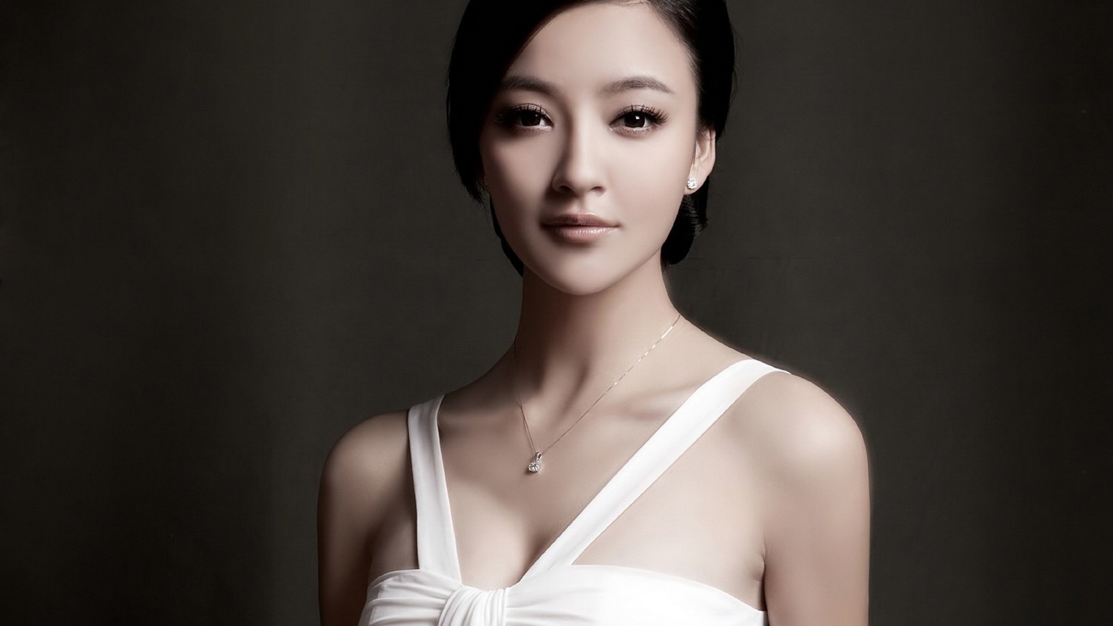 中国湖南衡阳女演员刘雨欣白色吊带裙性感写真桌面壁纸图片