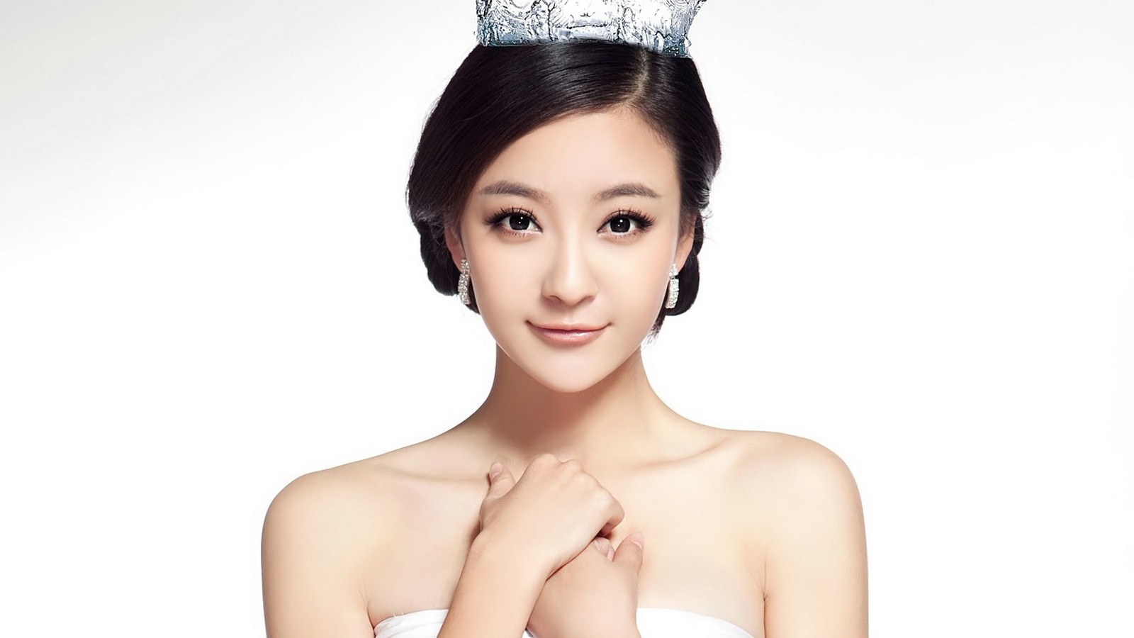 中国湖南衡阳女演员刘雨欣白色吊带裙性感写真桌面壁纸图片
