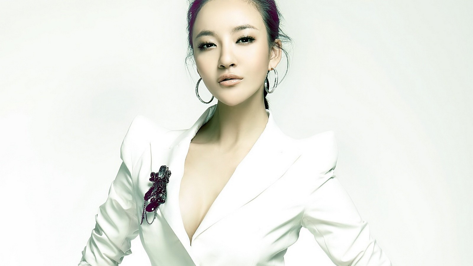 中国湖南衡阳女演员刘雨欣轻熟女时尚养眼写真桌面壁纸(二)图片