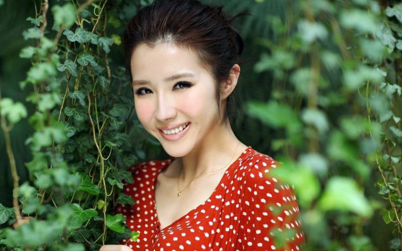 中国内地江西省九江女演员方方安娜初冬素雅温暖时尚写真图片图片