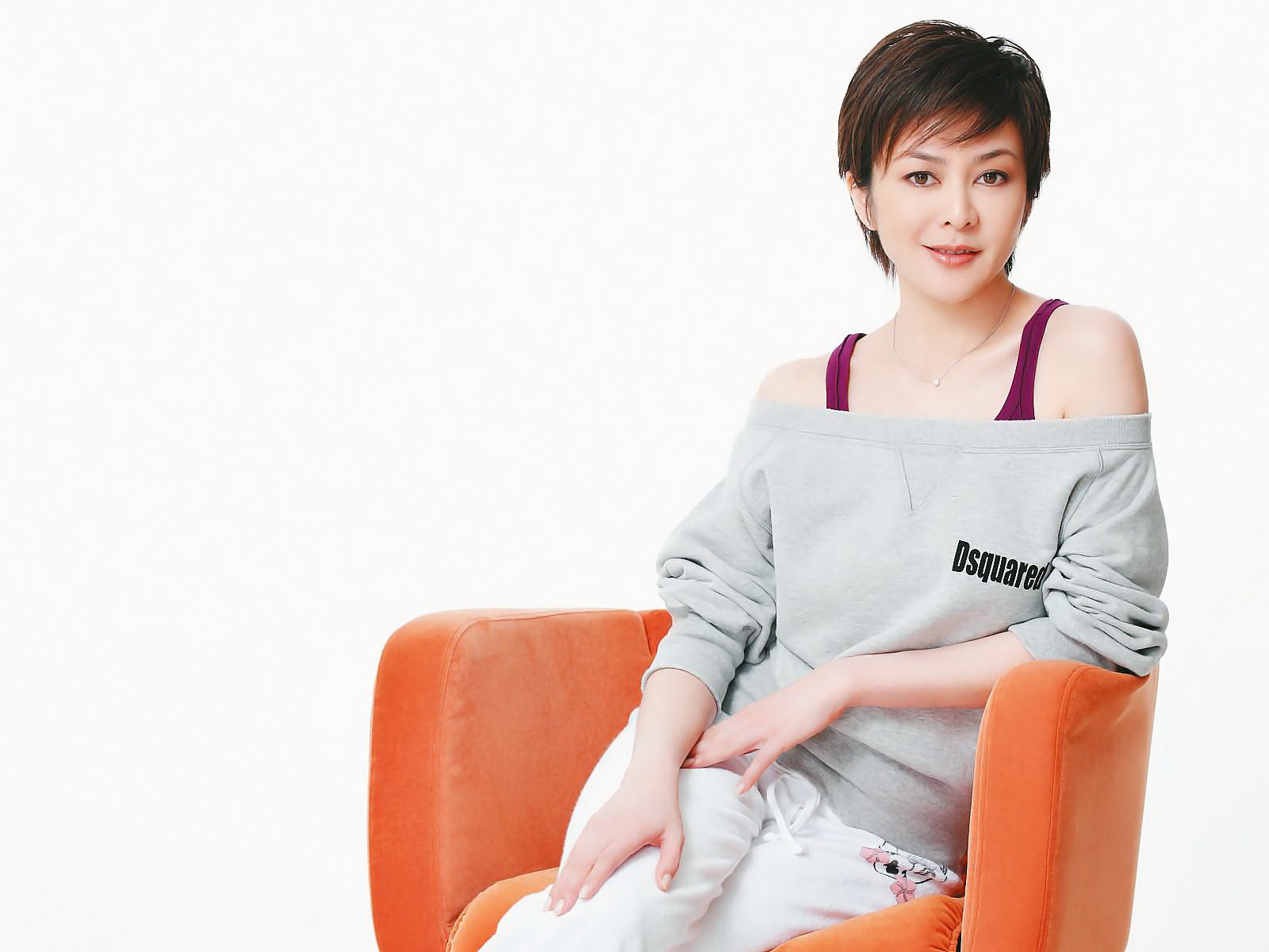 高清香港，祖籍辽宁沈阳美女关之琳黑色高开叉礼服性感图片图片
