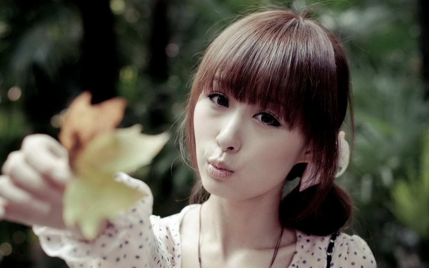 甜美手绘可爱女生插画手机壁纸图片