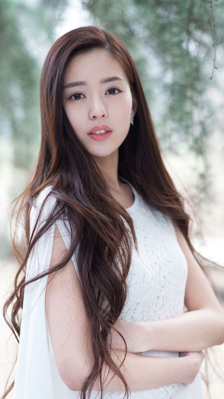 中国内地广东省深圳女演员温心swan图片（一）：深大校花温心卷发清纯写真图片图片