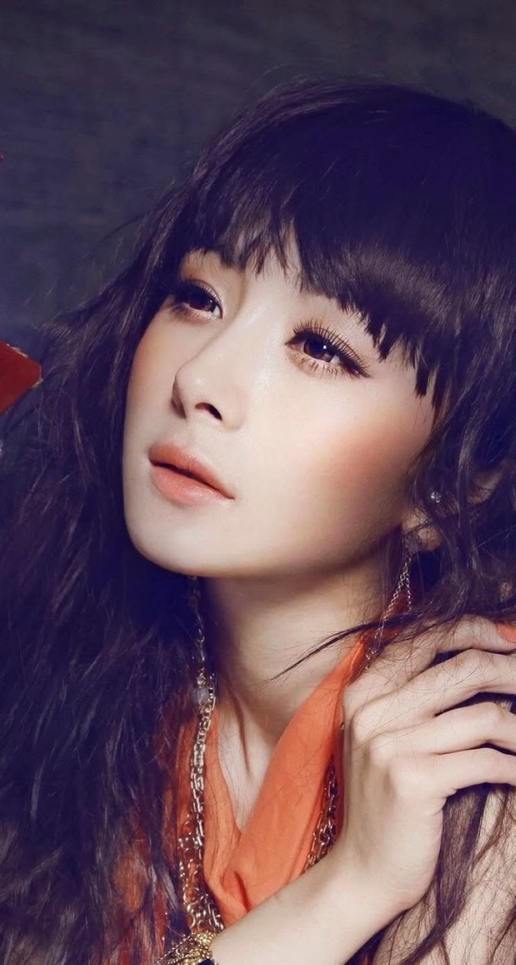 杨幂香肩冷艳动人封面写真图片