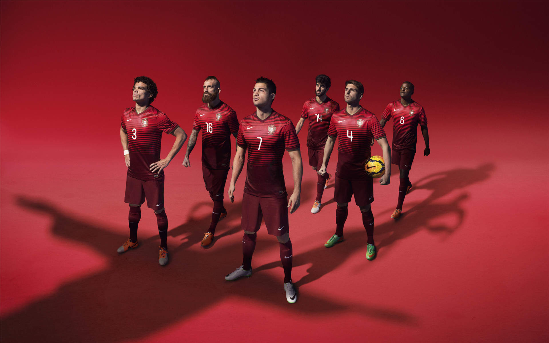 2014巴西世界杯球星C罗球场帅气图片桌面壁纸图片