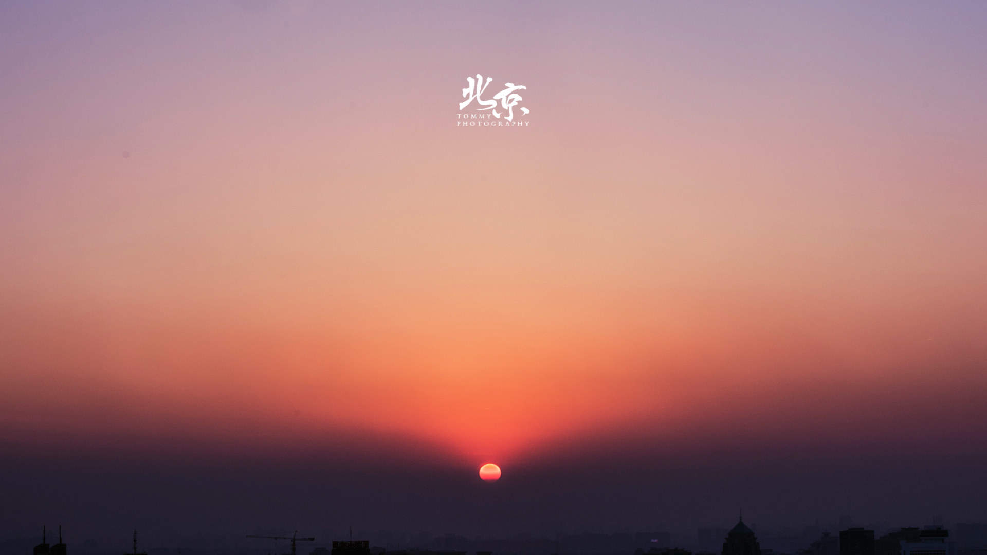 2017年4月绚丽的天空波澜的大海唯美高清日历壁纸图片