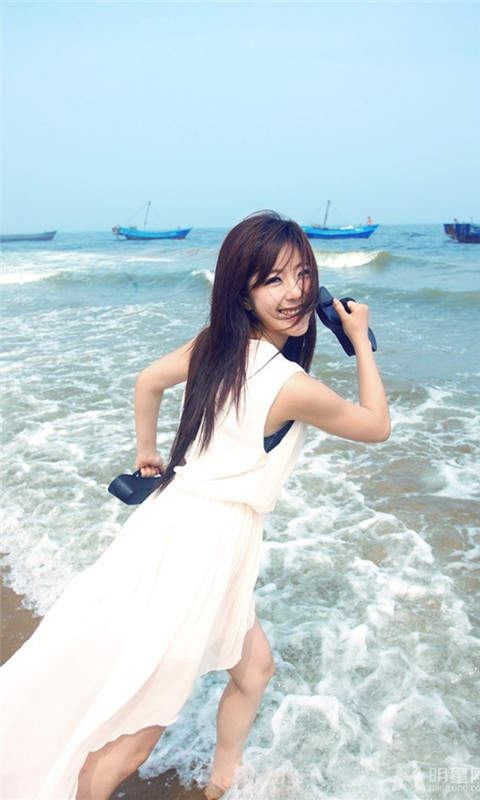 高清吉林女明星赵奕欢白色长裙漫步海边浪漫写真手机壁纸图片 高清吉林女明星赵奕欢白色长裙漫步海边浪漫写真手机壁纸图片