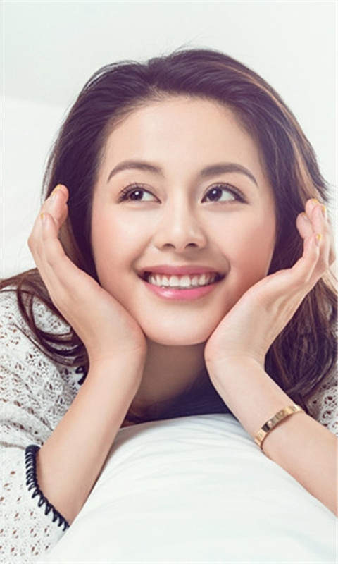中国内地著名影视和舞蹈演员王力可浅笑俘获众人心红色主题写真图片