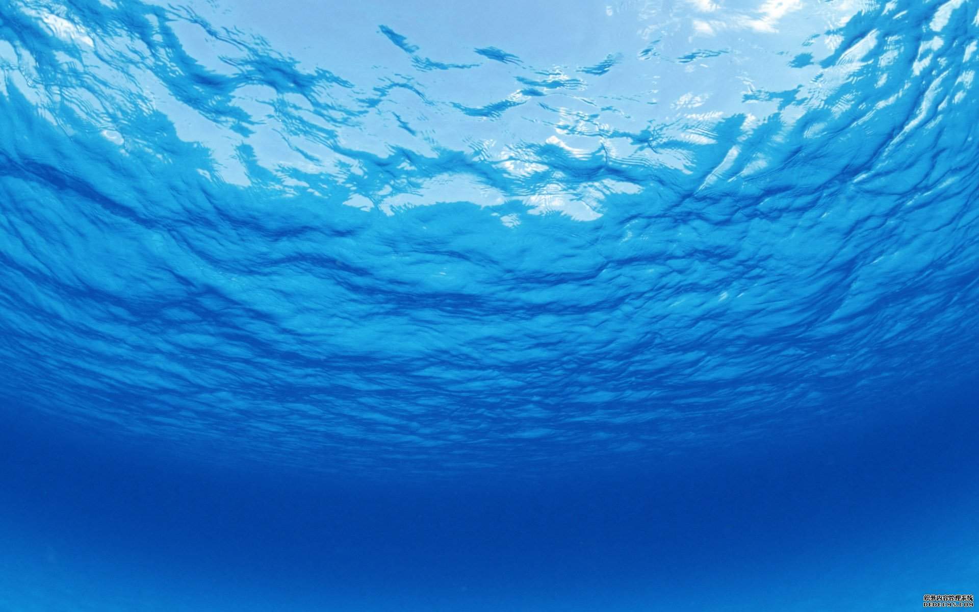 蔚蓝的天空高清桌面壁纸图片