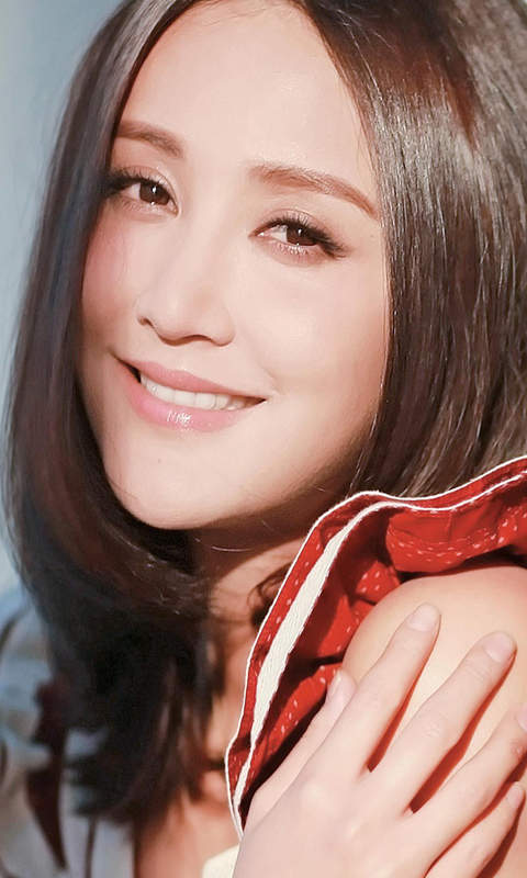 高清中国内地四川女演员二姐张歆艺性感诱惑泳池上演湿身大片图片