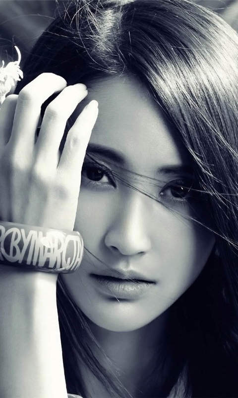 高清中国内地四川女演员二姐张歆艺性感诱惑泳池上演湿身大片图片
