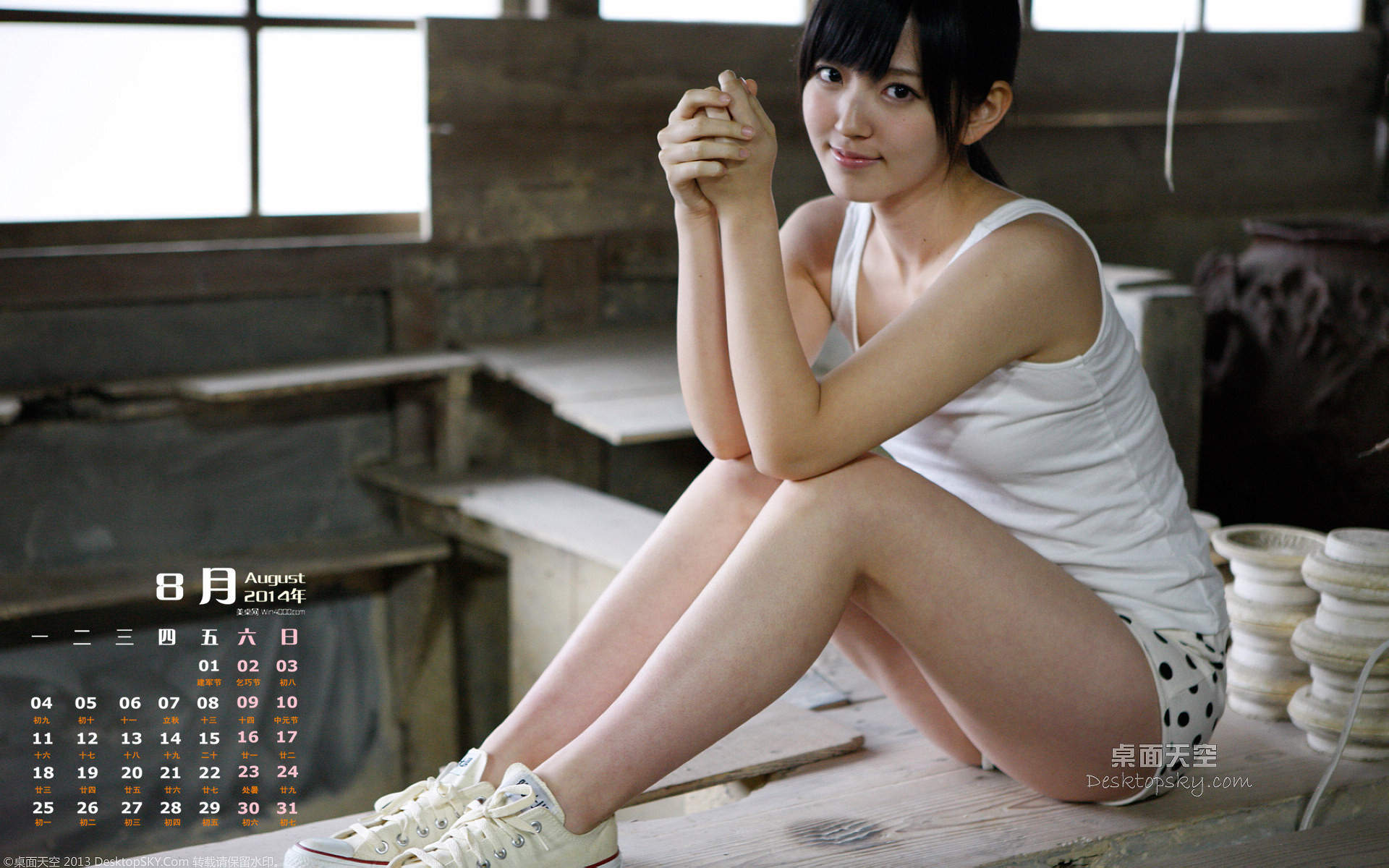 2014年8月日历壁纸性感女星詹妮弗安妮斯顿简约时尚写真图片