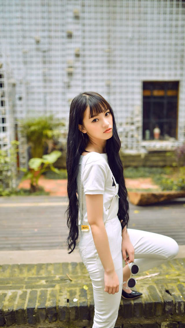 女星李湘李湘蕾丝裙唯美手机壁纸图片