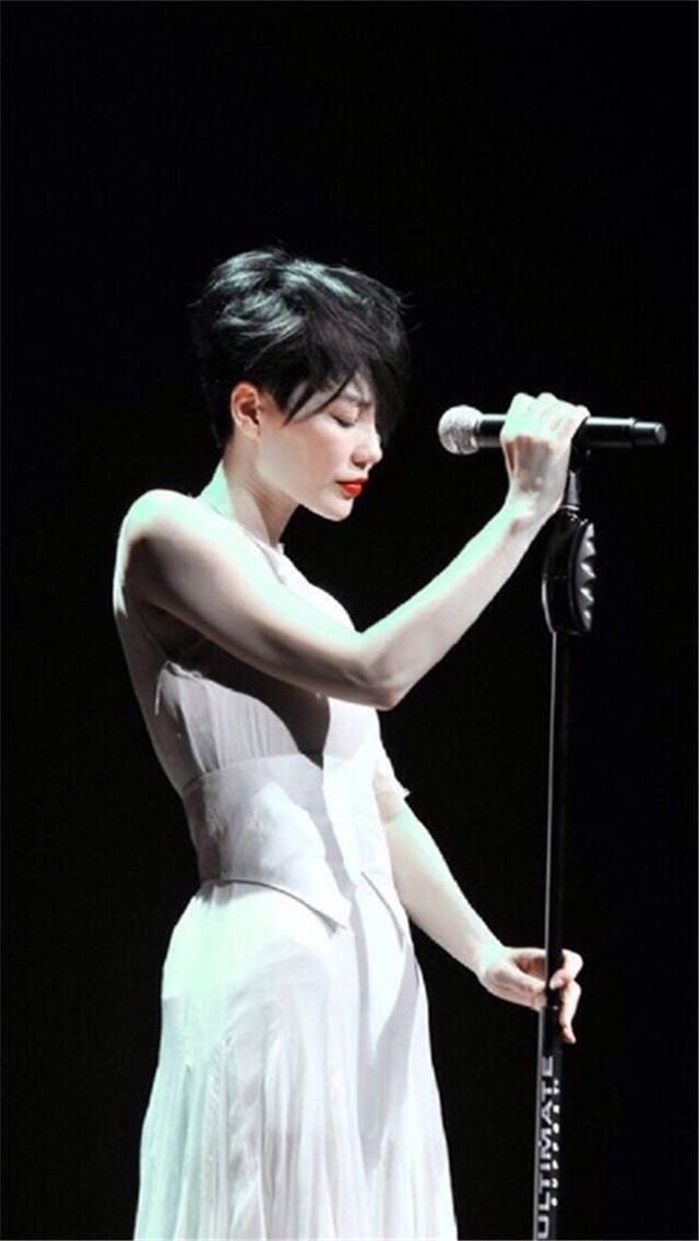 高清北京美女王菲时尚芭莎个性封面大片图片
