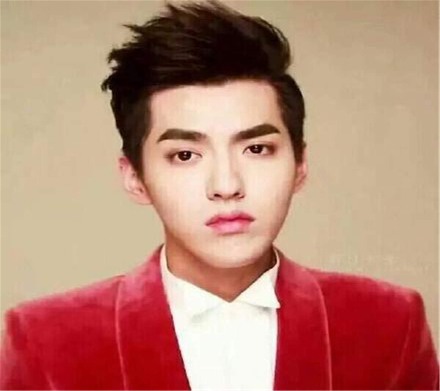 高清广州男明星吴亦凡黑色西服帅气图片图片