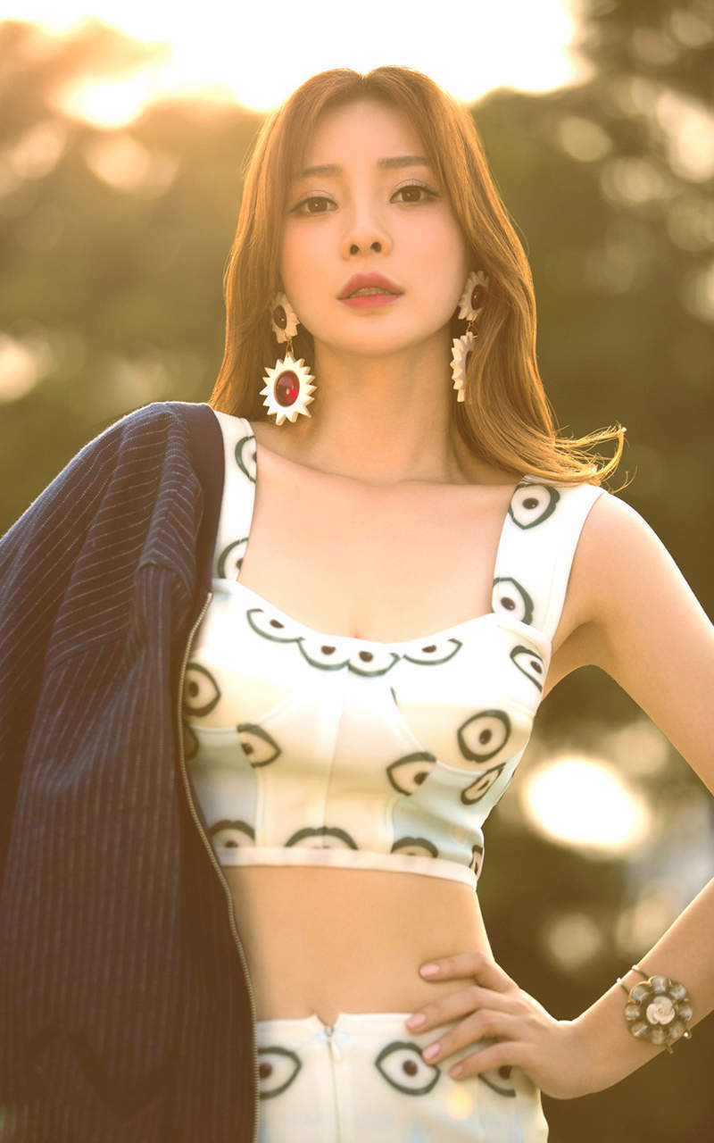 中国内地湖南衡阳女演员柳岩性感白裙沙漠艺术写真牵骆驼变塞外明珠(一)图片