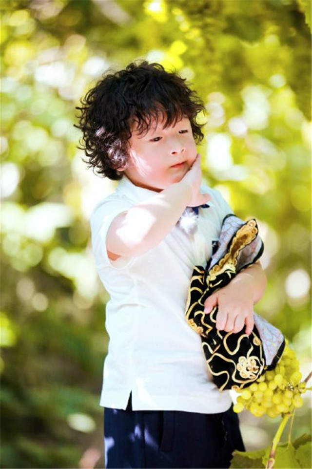 爸爸去哪儿3吃货轩轩邹明轩高清手机桌面壁纸下载图片