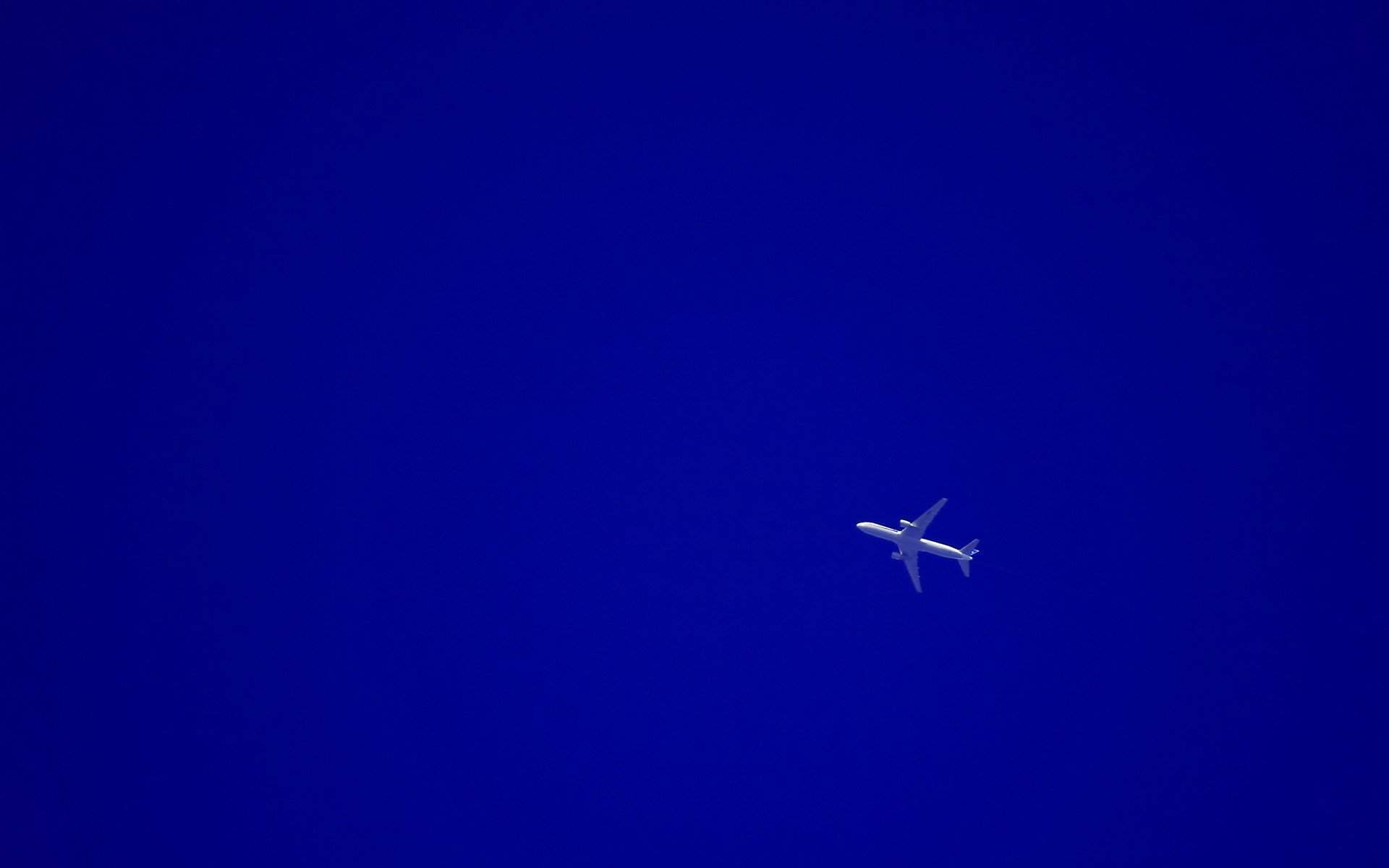 蓝色天空中的飞机高清唯美特写图片电脑桌面壁纸图片