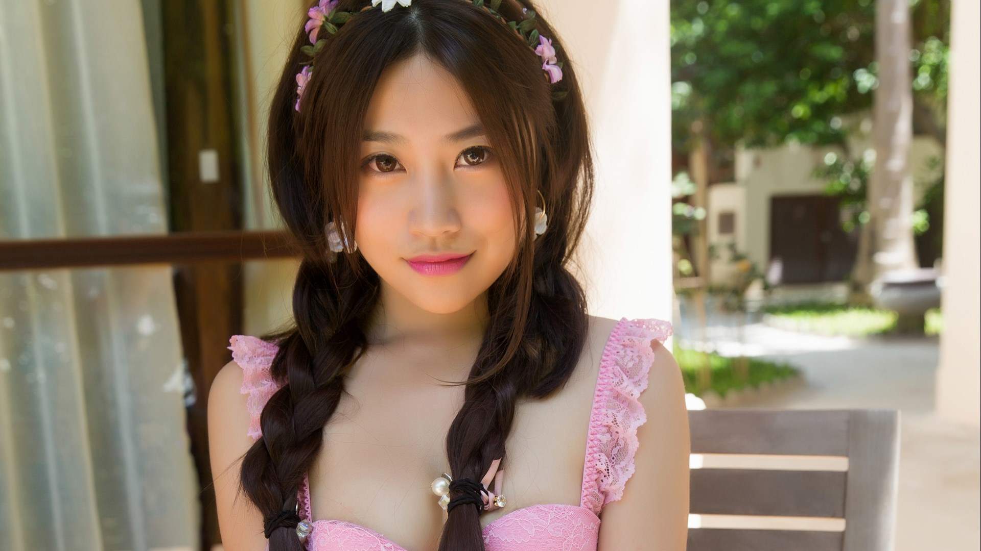 性感女神许诺Sabrina室内粉色甜美写真电脑高清壁纸下载图片