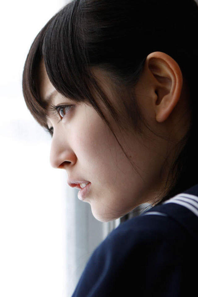 日本千叶女歌手铃木爱理桌面壁纸之清纯户外写真图片