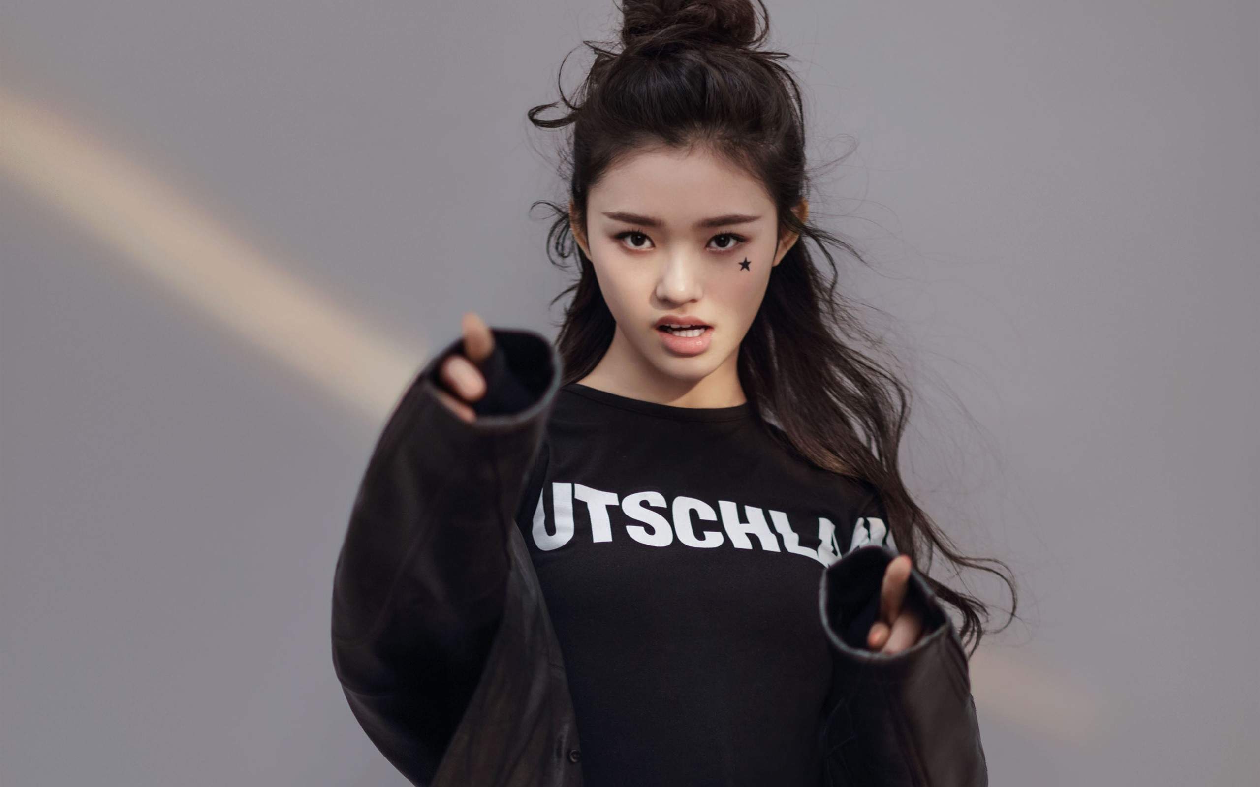 中国内地浙江省湖州影视女演员林允复古少女感高清桌面壁纸图片