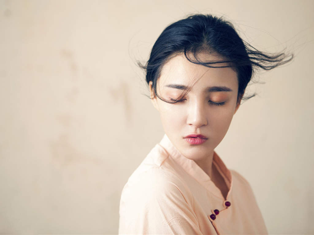 中国湖南衡阳女演员刘雨欣拉筋抬腿一字马高脚泳衣图片图片