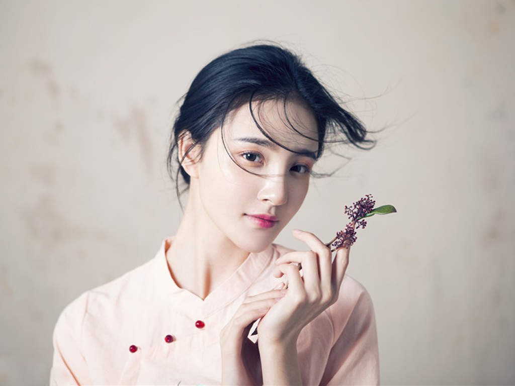 中国湖南衡阳女演员刘雨欣拉筋抬腿一字马高脚泳衣图片图片