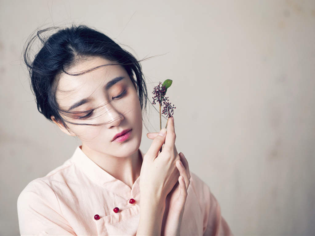 中国湖南衡阳女演员刘雨欣拉筋抬腿一字马高脚泳衣图片图片