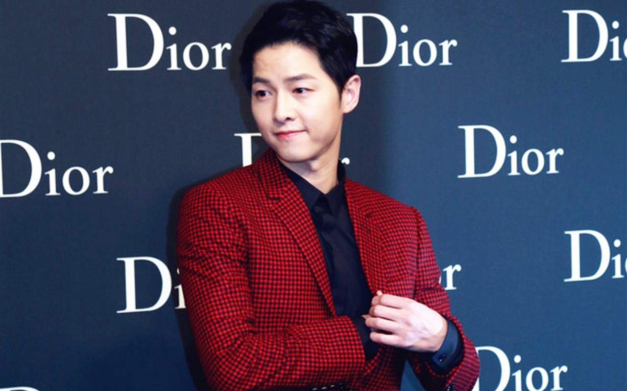 高清韩国大田广域男星宋仲基入伍前图片赵寅成及1400多名粉丝含泪告别图片