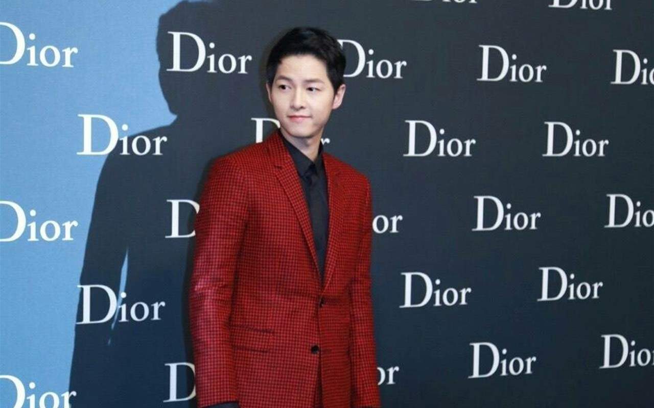 高清韩国大田广域男星宋仲基入伍前图片赵寅成及1400多名粉丝含泪告别图片