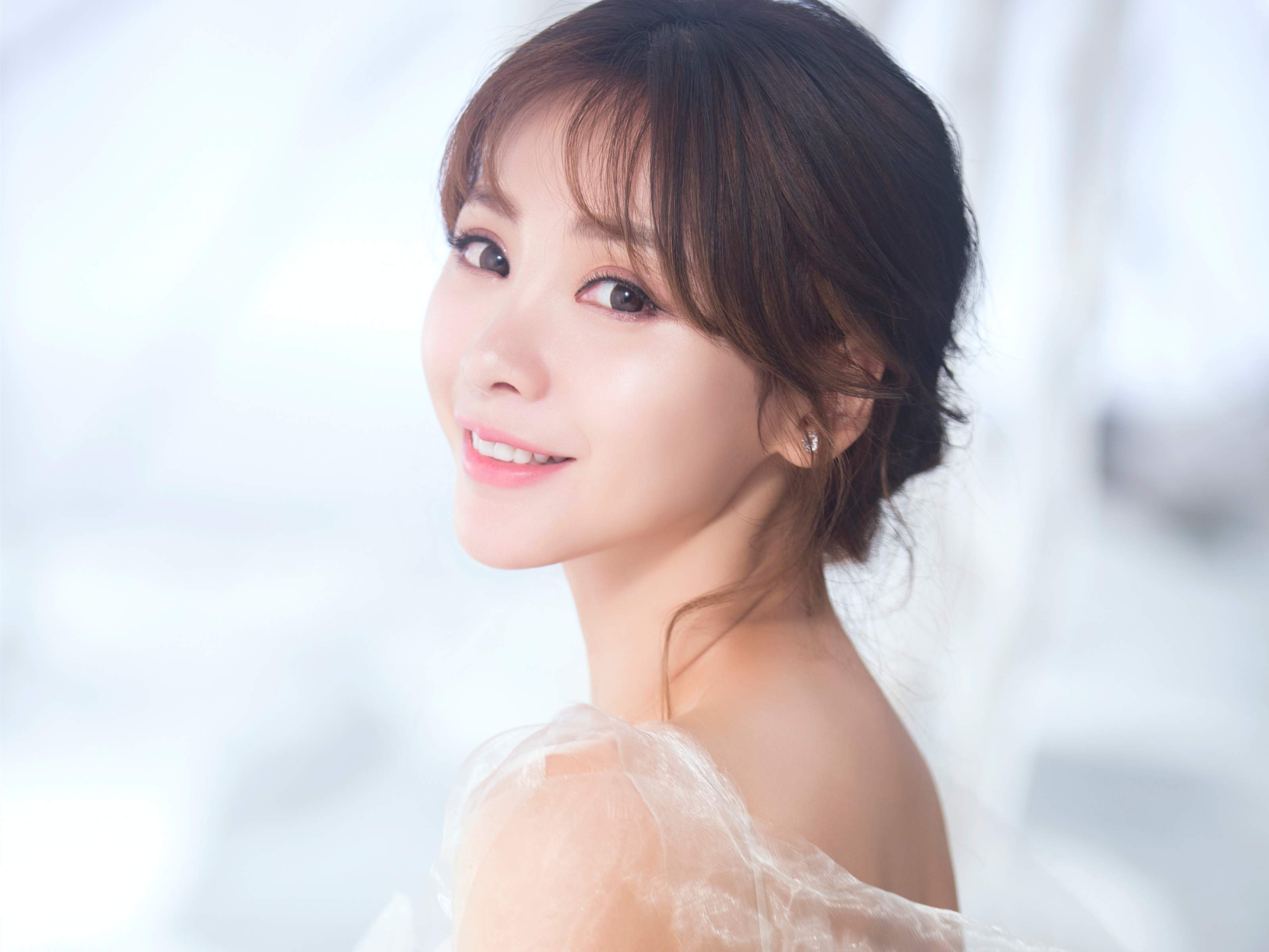 中国内地湖南衡阳女演员柳岩长发甜美性感诱惑写真图片