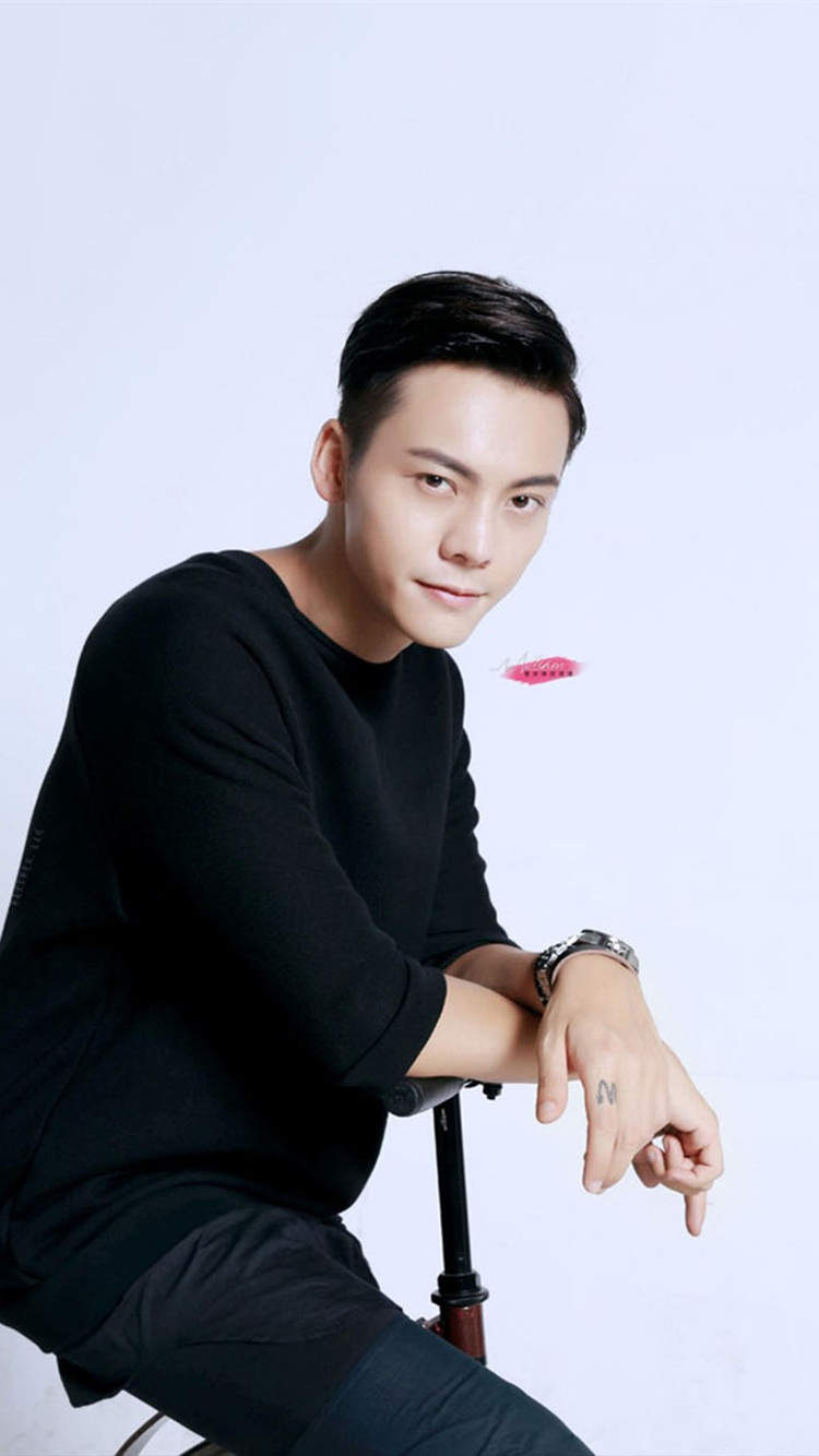 中国香港华语影视男演员歌手陈伟霆第四张个人专辑《headsortails》宣传写真图片陈伟霆专辑封面写真图片图片