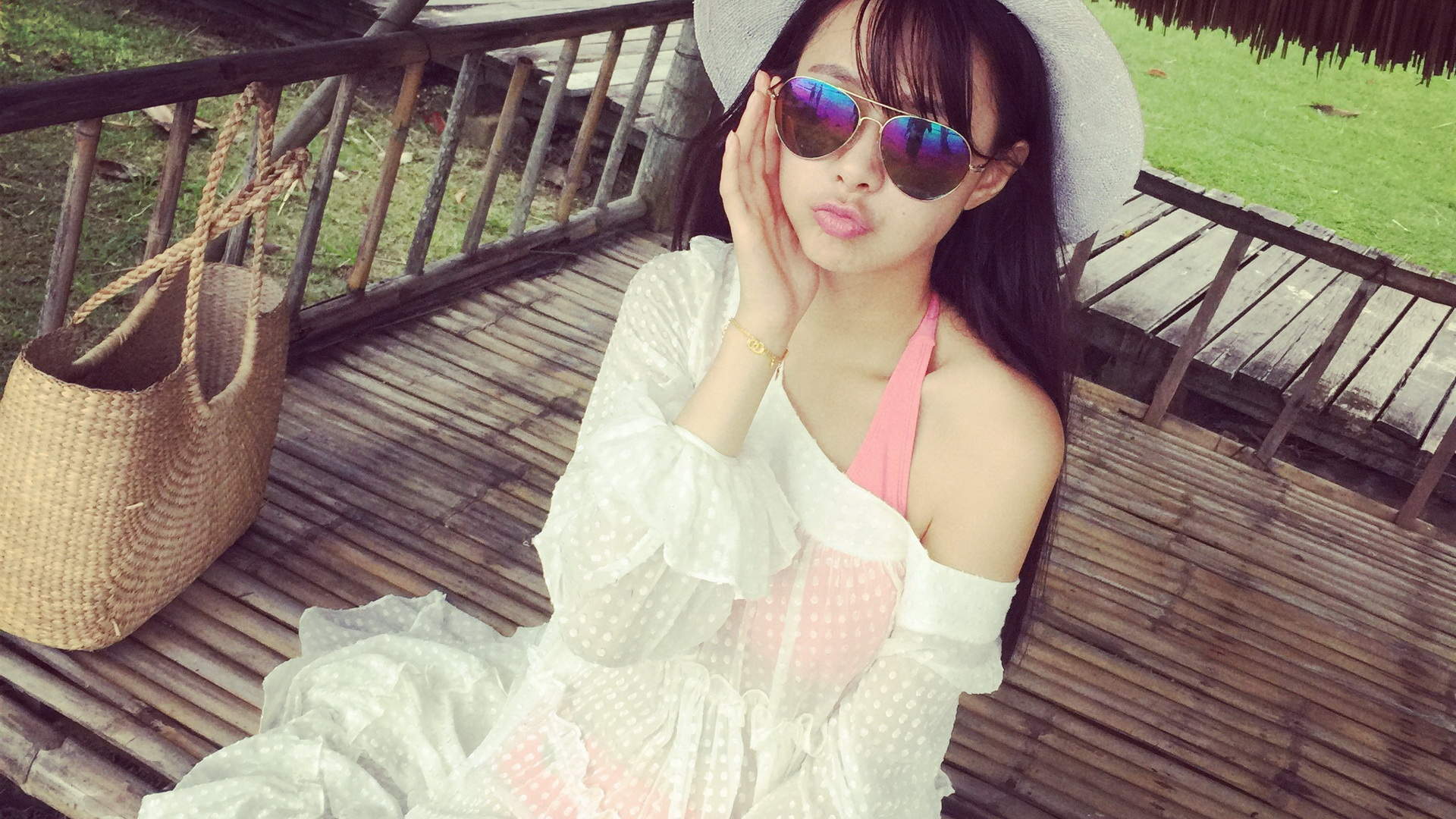 高清湖南省湘西吉首市美女沈梦辰抹胸性感唯美写真图片图片