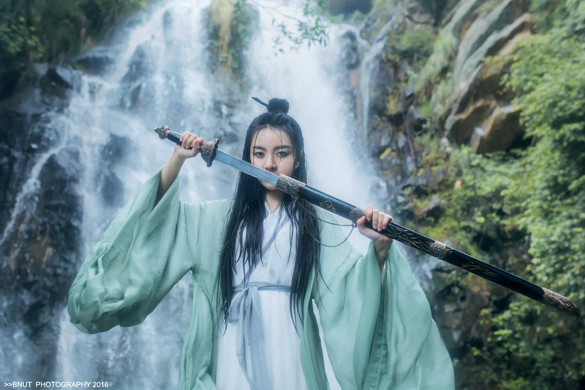 古风持剑美女瀑布电脑桌面壁纸图片