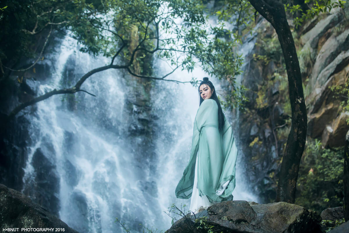 山林瀑布自然风景高清桌面壁纸下载图片