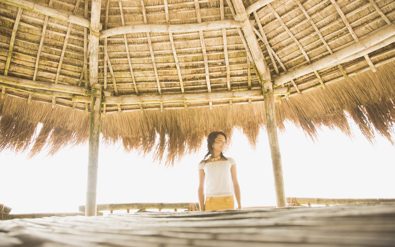 沙滩美女袒胸露乳性感撩人旅拍写真图片