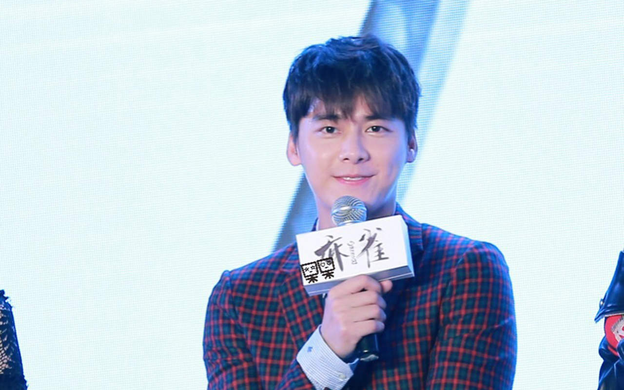 高清中国内地四川成都男演员帅气男神李易峰图片李易峰简约写真白衬衫男神演绎儒雅气质图片