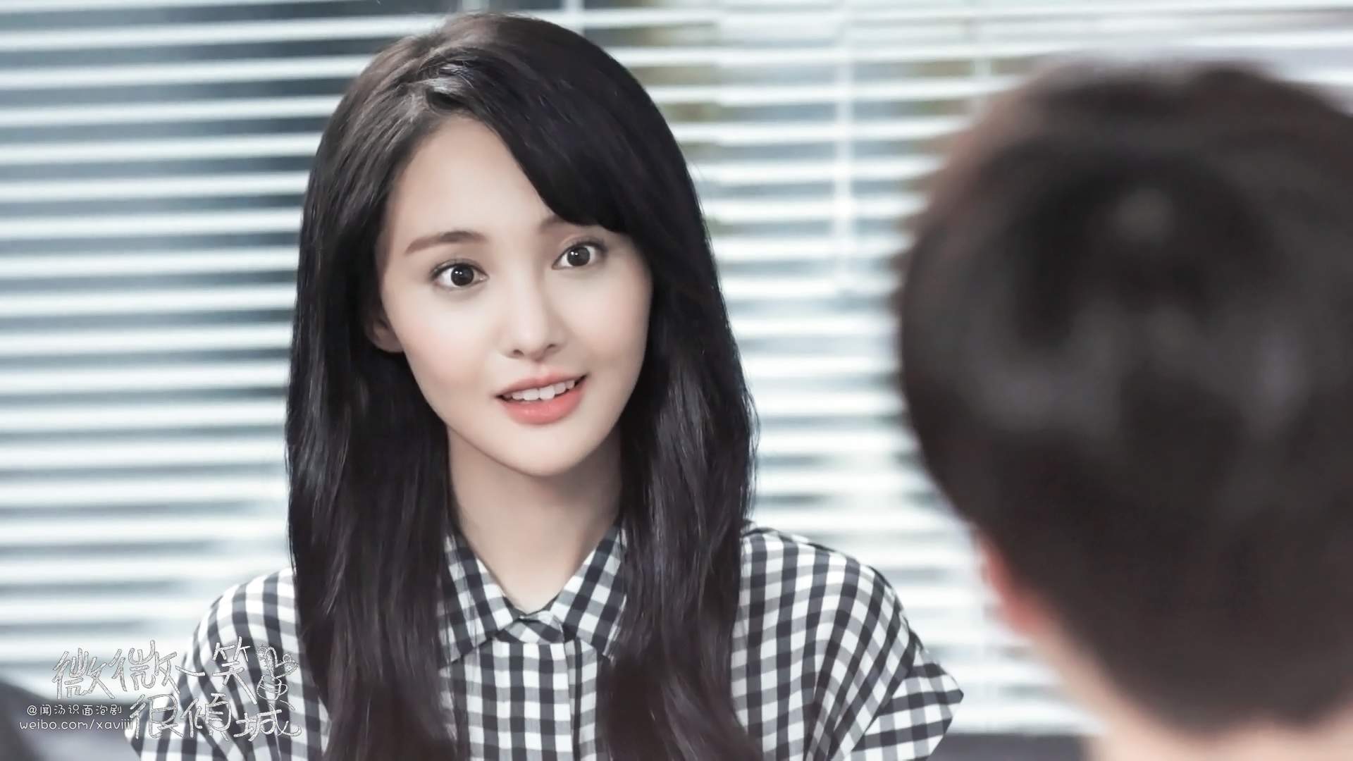 高清中国内地女演员郑爽泡面刘海清爽元气写真图片图片