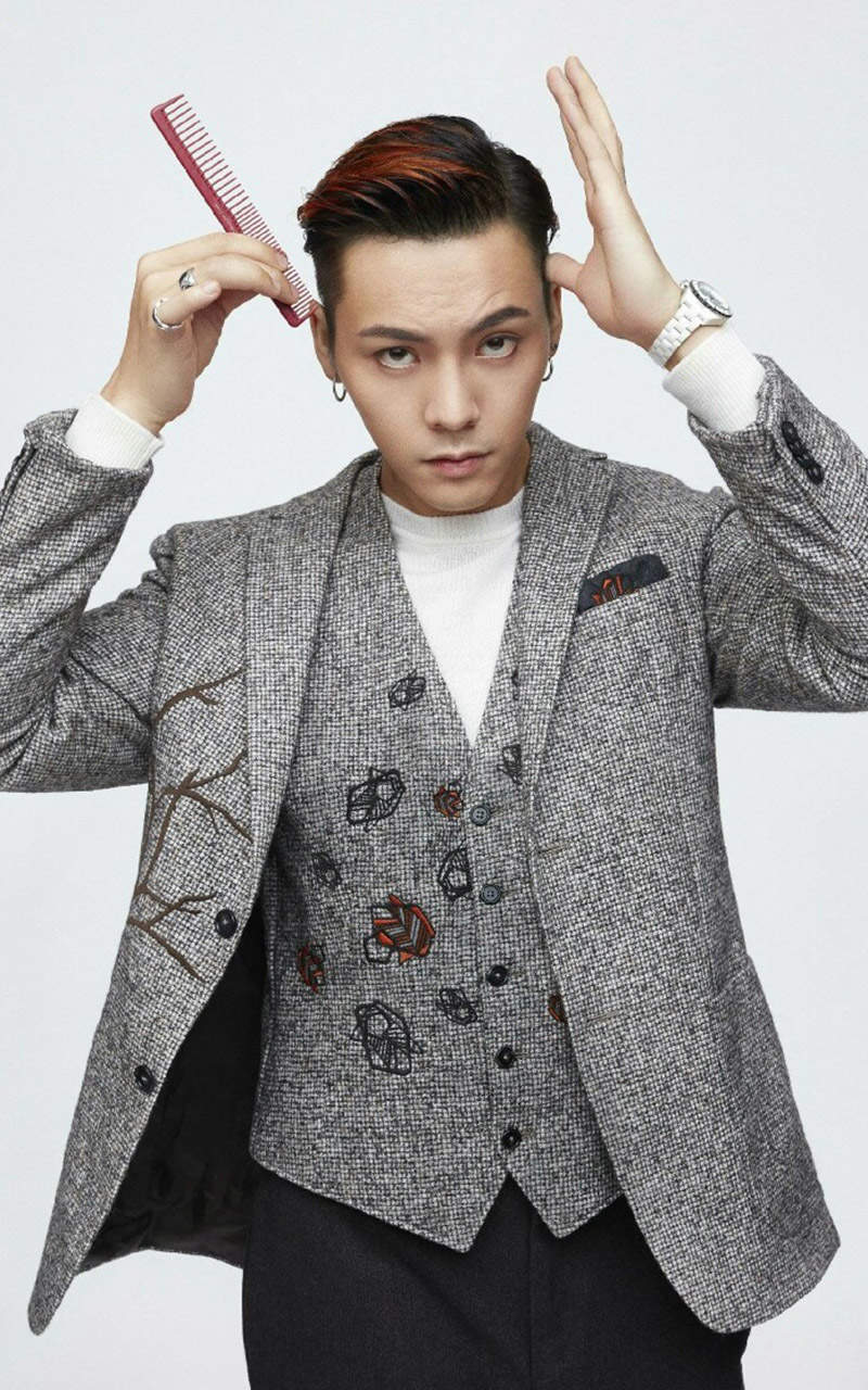 中国香港华语影视男演员歌手陈伟霆第四张个人专辑《headsortails》宣传写真图片陈伟霆专辑封面写真图片图片