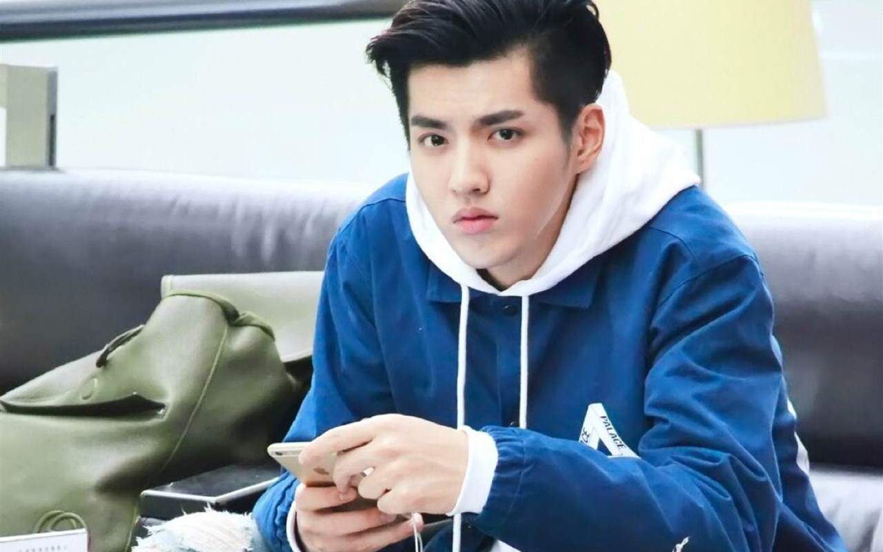 高清广州男明星吴亦凡黑色西服帅气图片图片