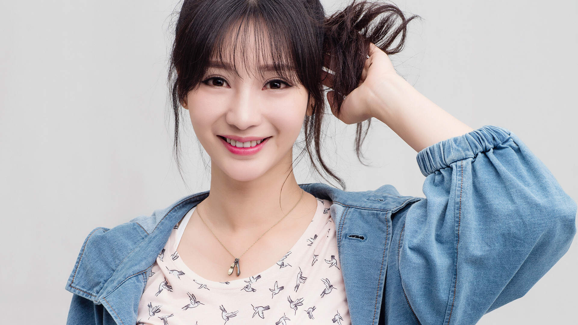中国内地湖南衡阳女演员柳岩性感白裙沙漠艺术写真牵骆驼变塞外明珠(一)图片