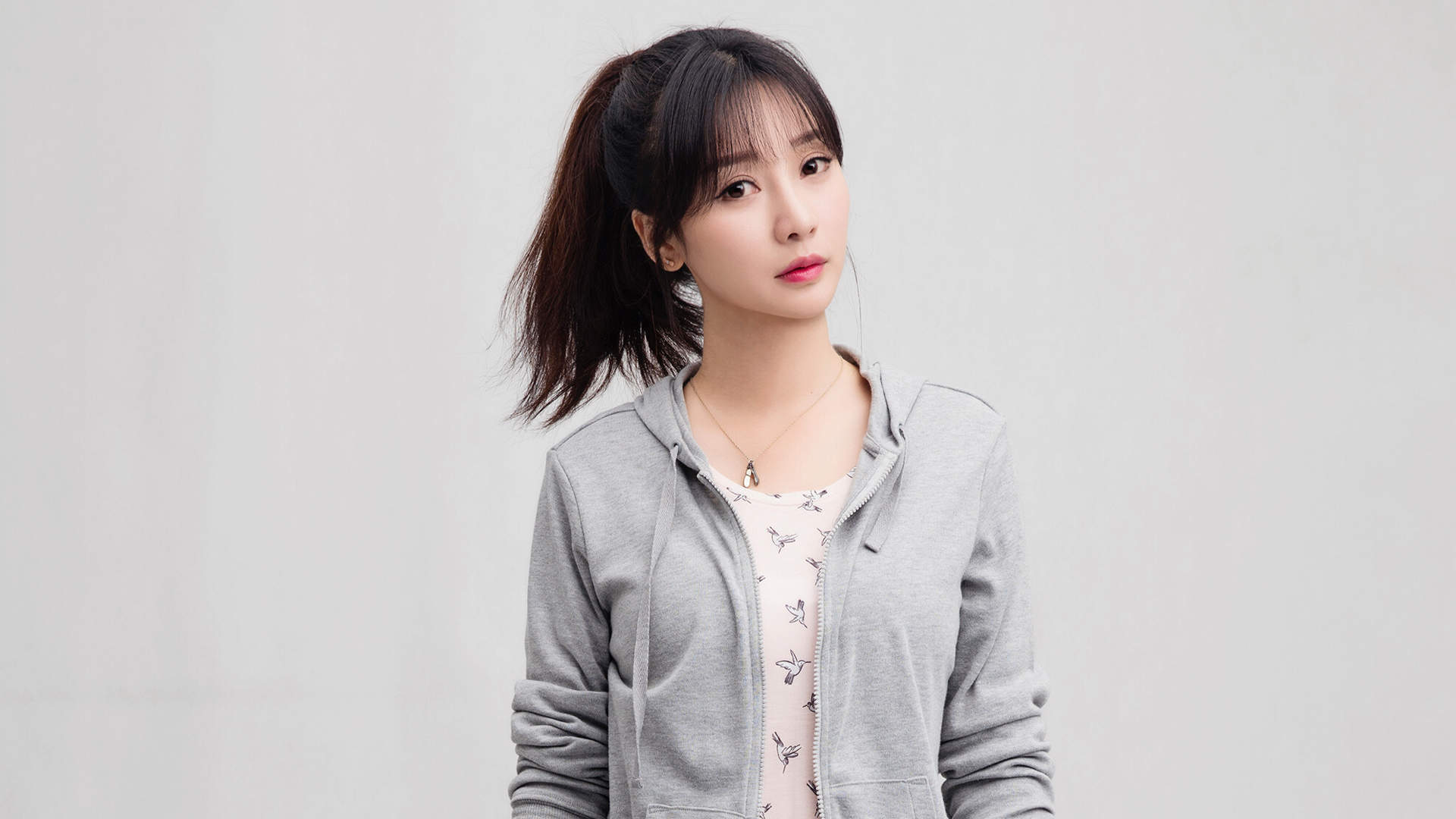 中国内地湖南衡阳女演员柳岩性感白裙沙漠艺术写真牵骆驼变塞外明珠(一)图片