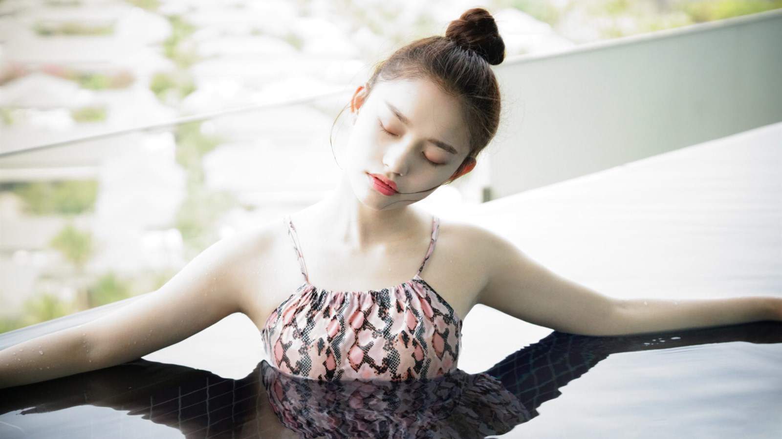 中国内地浙江省湖州影视女演员林允复古少女感高清桌面壁纸图片