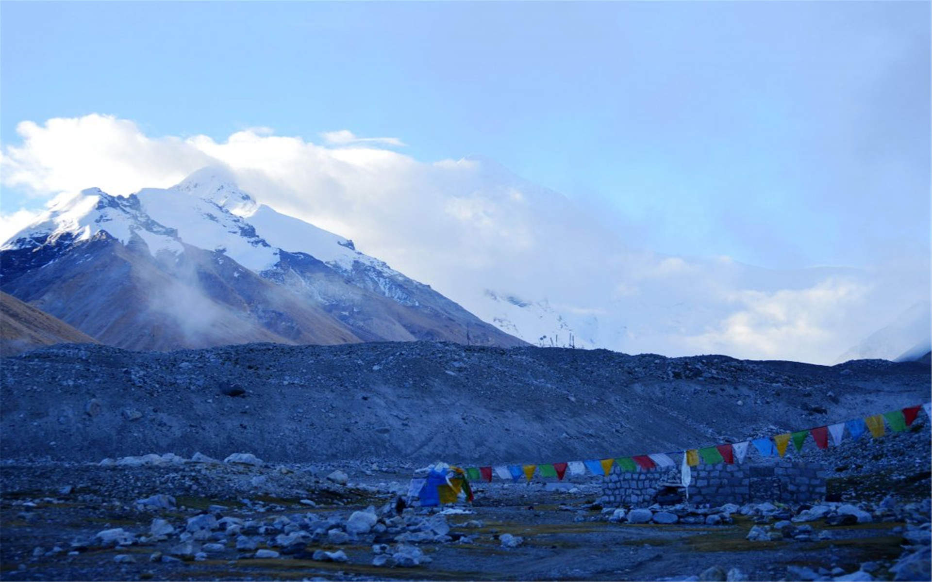 珠穆朗玛峰蓝天白云壮丽风景高清桌面壁纸下载图片