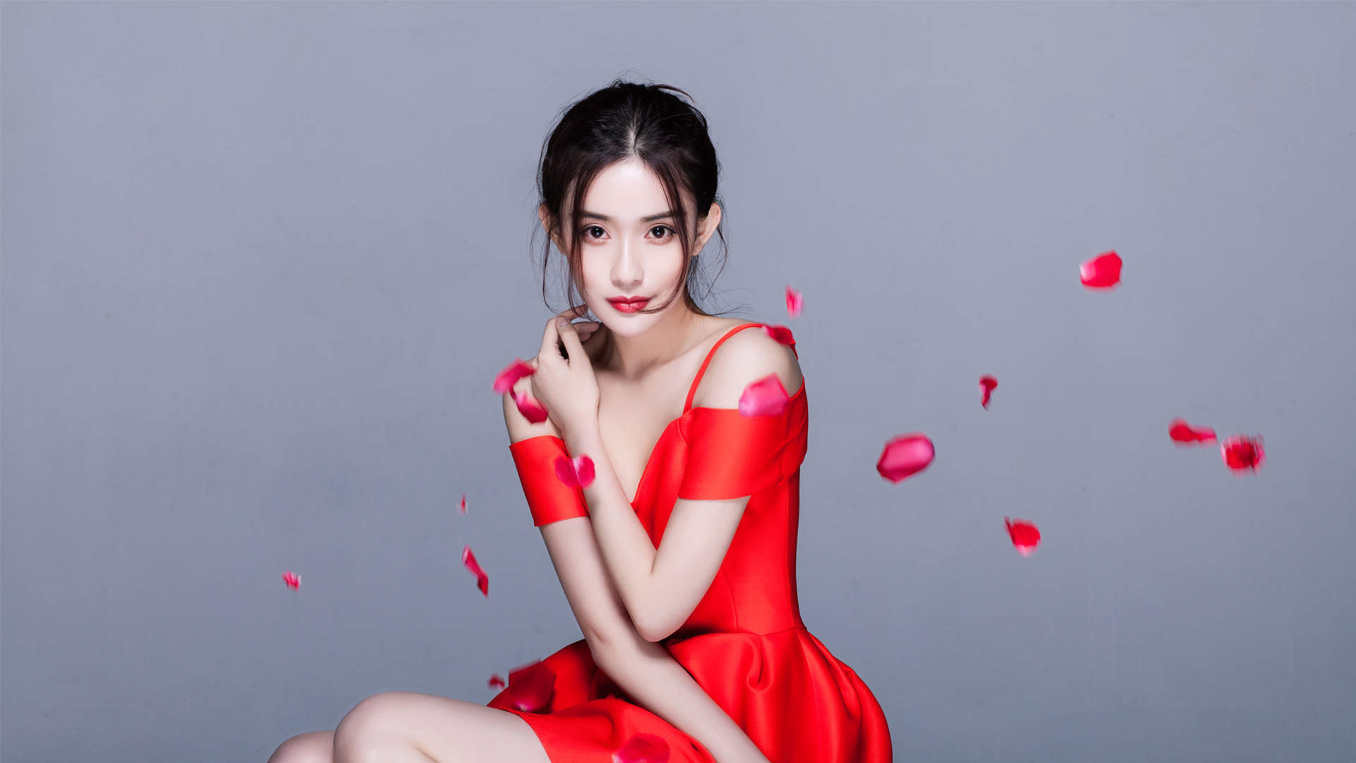 中国内地吉林长春女演员孟子义红裙香肩养眼写真图片图片