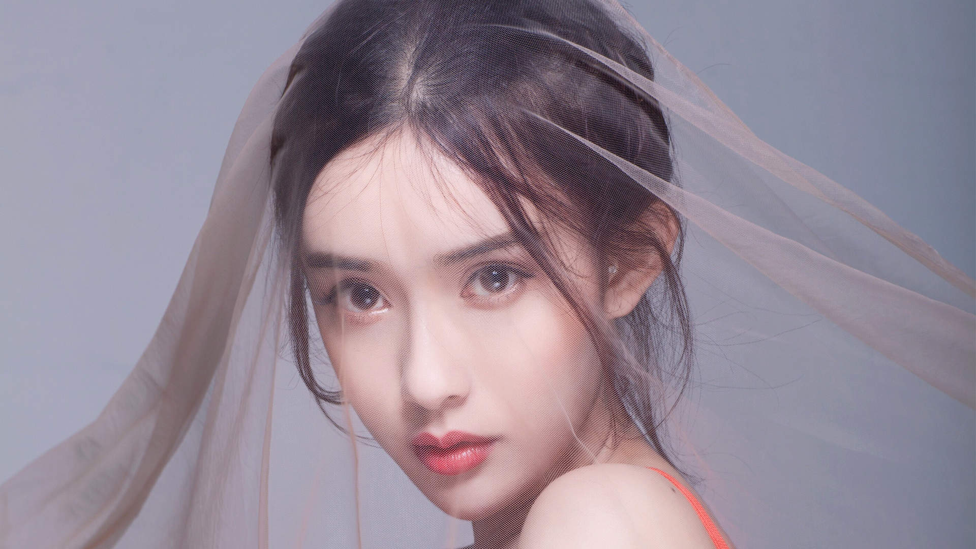 中国内地吉林长春女演员孟子义红裙香肩养眼写真图片图片