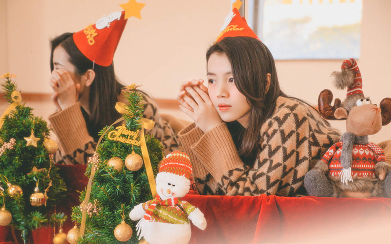 雪地中的纸盒人阿楞可爱图片手机壁纸图片