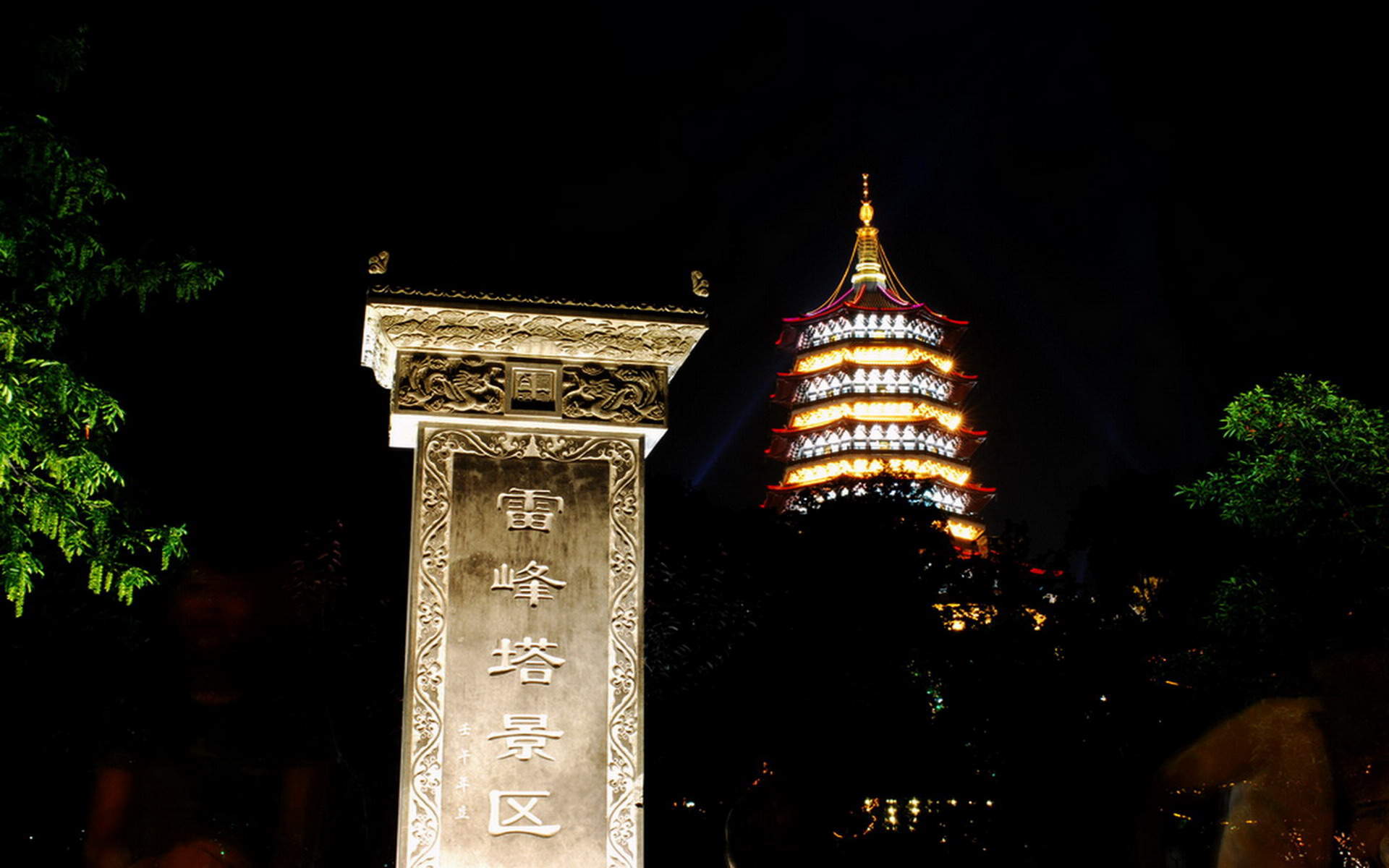 平静的湖面图片