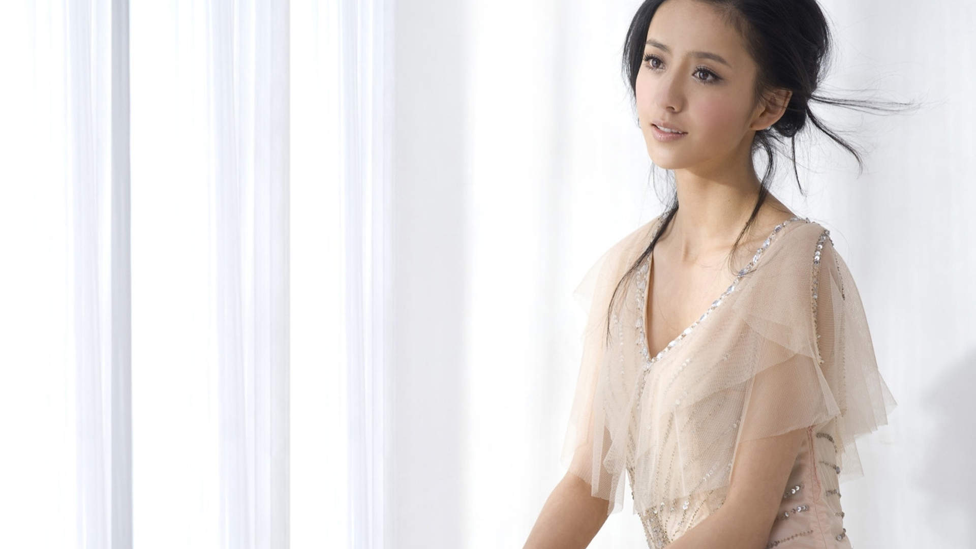 高清中国内地新疆伊犁影视女演员佟丽娅杂志封面写真高清壁纸图片